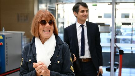 Gisèle Pelicot, aux côtés de son avocat, le 23 septembre 2024 à Avignon (Vaucluse). (CHRISTOPHE SIMON/AFP)