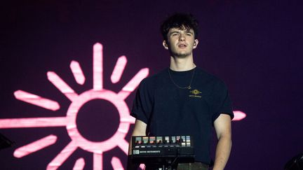 Mehdi Benjelloun, alias&nbsp;Petit Biscuit, au festival des Vieilles Charrues, en juillet 2019. (LOIC VENANCE / AFP)