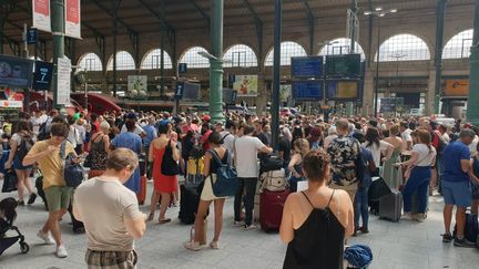 De nombreux passagers attendent leur train en gare du Nord, à Paris, après une panne électrique, vendredi 26 juillet 2019. (STÉPHANE GARCIA / RADIO FRANCE)