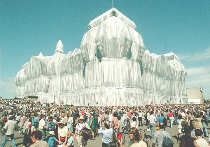 "L'empaquetage du Reichstag" par Christo à Berlin en juin 1995 (WOLFGANG KUMM / DPA)