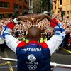 L'athlète britannique Mo Farah salue la foule lors de la "Victory Parade" suivant les Jeux de Londres, le 10 septembre 2012. (DAVID DAVIES / WPA POOL / GETTY IMAGES EUROPE)