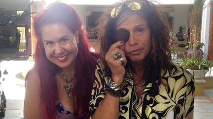 De passage &agrave; Hawa&iuml;, Steven Tyler&nbsp;(D)&nbsp;a rendu visite &agrave; la cr&eacute;atrice de bijoux Fileena Bahris. Une activit&eacute; toujours plus &agrave; la port&eacute;e du chanteur d'Aerosmith que le surf... ( NEWSCOM / SIPA )