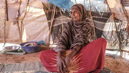 "Avant la sécheresse", Halima Harbi, 40 ans, mère de neuf enfants, a fait "partie des familles vivant bien", "celles qui avaient assez" pour vivre correctement, dans une région où le luxe est inconnu. "Désormais nous n'avons plus rien (…) j'ai utilisé mon dernier âne pour transporter ma famille ici, mais il (...) est mort en chemin". "Avant les hommes avaient pour tâche de traire les vaches", de conduire les troupeaux aux pâturages, "d'acheter nourriture et biens pour la famille: ces rôles ont disparu avec notre bétail", explique-t-elle. Aujourd’hui, les familles explosent et la solidarité a cédé la place aux rivalités. "Quand les camions de distribution d'eau arrivent, les vieux et les plus vulnérables ne reçoivent rien car la concurrence est rude". (EDUARDO SOTERAS / AFP)