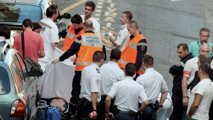 Les policiers et les secours peu apr&egrave;s le braquage d'une bijouterie &agrave; Nice (Alpes-Maritimes), lors duquel un braqueur a &eacute;t&eacute; tu&eacute;, le 11 septembre 2013. (MAXPPP)