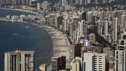 Vue de la plage de Benidorm, station balnéaire très fréquentée au sud de l'Espagne, le 5 août 2018. (JOSE JORDAN / AFP)