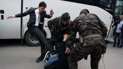 Yusuf Yerkel, conseiller du Premier ministre turc, donne un coup de pied &agrave; un manifestant &agrave; Soma (Turquie), le 14 mai 2014. ( AP / SIPA )