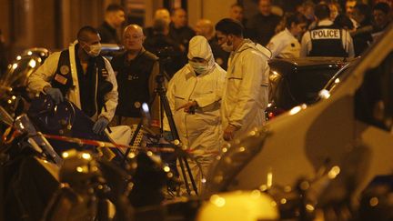 Des policiers se tiennent dans la rue Monsigny à Paris après qu'une personne a été tuée et plusieurs autres blessées par un homme armé d'un couteau, qui a été abattu par la police à Paris, le 12 mai 2018. (GEOFFROY VAN DER HASSELT / AFP)