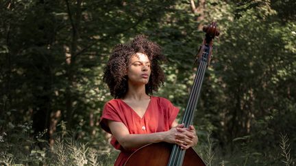 La contrebassiste et chanteuse Sélène Saint-Aimé en 2020.&nbsp; (NIKOLA CINDRIC)