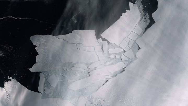 Cette image du glacier Pine Island, non loin de son voisin, le glacier&nbsp;Thwaites, est lui aussi depuis quelques temps fissuré sur ses berges, déversant des quantités de glace dans l'océan.&nbsp; (ESA HANDOUT / EPA / MAXPPP)