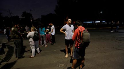 Des personnes se rassemblent à Mexico après qu'un séisme a frappé le sud du Mexique, le 7 septembre 2017. (CLAUDIA DAUT / REUTERS)