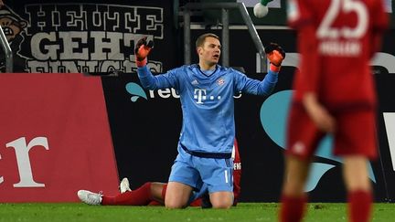 Manuel Neuer, le gardien du Bayern Munich, et ses coéquipiers déçus après la première défaite de la saison en Bundesliga. (PATRIK STOLLARZ / AFP)