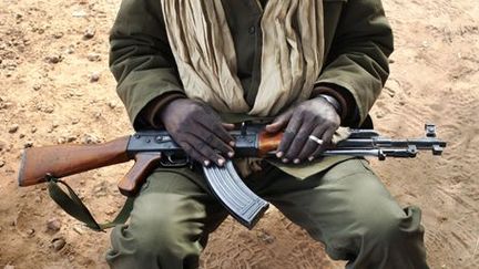 Un soldat malien avec son fusil AK-47 le 26 janvier 2013. (Reuters - Joe Penney)