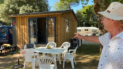 Michel, retraité, est un habitué des campings participatifs. (LOUISON LEROY / FRANCEINFO / RADIO FRANCE)