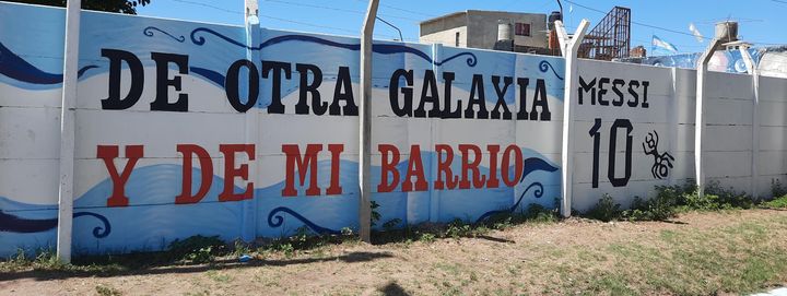 Une fresque célèbre Messi, "d'une autre galaxie et de mon quartier", à Rosario, où le joueur a passé son enfance. (SANDRINE ETOA-ANDEGUE / FRANCEINFO / RADIOFRANCE)