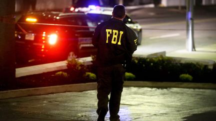 Un agent du FBI devant&nbsp;l'Emanuel African Methodist Episcopal Church de Charleston (Caroline du Sud, Etats-Unis), o&ugrave; une fusillade a fait neuf morts, le 17 juin 2015. (DAVID GOLDMAN / AP / SIPA)