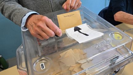 Une urne dans un bureau de vote à Tassin-la-Demi-Lune (Rhône), le 9 juin 2024. (MATTHIEU DELATY / HANS LUCAS / AFP)