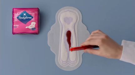 Capture d'écran d'une publicité de la marque Bodyform représentant le sang des règles en rouge. (BODYFORM / FACEBOOK)