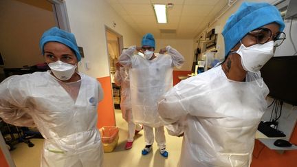 Le personnel&nbsp;médical&nbsp;du service de réanimation Covid-19&nbsp;du Centre hospitalier universitaire de Montpellier lors de la visite du Premier ministre français Jean Castex, le 5 novembre 2021. (PASCAL GUYOT / AFP)