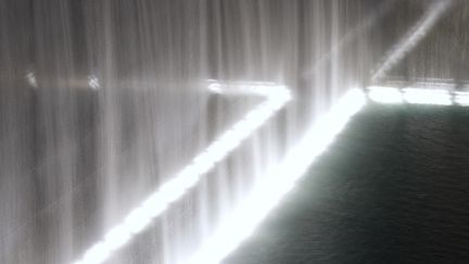 11 septembre 2021. La cascade&nbsp;du memorial de Ground Zero. Cette année 2021 marque la 20e commémoration des attaques terroristes du 11 septembre 2001 contre le World Trade Center. (PAOLA CHAPDELAINE / HANS LUCAS /  AFP)