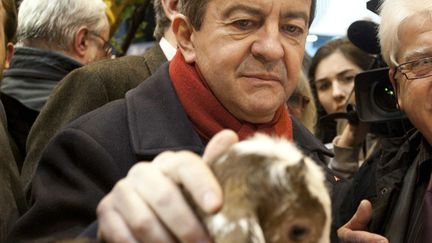 Le candidat du Front de gauche Jean-Luc M&eacute;lenchon sur le stand d'un &eacute;leveur producteur de fromages de ch&egrave;vres au Salon de l'agriculture &agrave; Paris, le 29 f&eacute;vrier 2012. (MAISONNEUVE / SIPA)