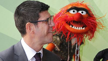 Rich Ross avec l'un des Muppets honor&eacute;s par une &eacute;toile, sur le Hollywood Walk of Fame, le 20 mars 2012. (FRED PROUSER / REUTERS)