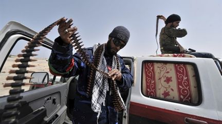 Des rebelles libyens à Brega, à 240 km de Benghazi, fief des insurgés, le 30 mars 2011. (AFP PHOTO / ARIS MESSINIS)