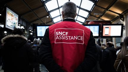 Un employé de la SNCF, le 9 avril 2018, à la gare de Paris-Saint-Lazare. (PHILIPPE LOPEZ / AFP)