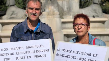 Lydie Maninchedda et son mari Patrice&nbsp;manifestent pour le retour des jihadistes Français détenus par les forces Kurdes en Syrie, le 31 janvier 2019. (MATTHIEU MONDOLONI / FRANCEINFO)