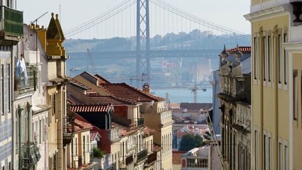 À Lisbonne, le prix de l'immobilier a atteint 6 000 euros le mètre carré en moyenne. (STÉPHANE MILHOMME / FRANCE-INFO)