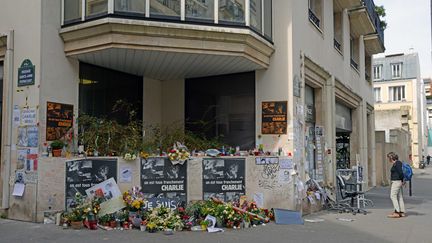 Devant les anciens locaux de "Charlie Hebdo", dans le 11e arrondissement de Paris, le 10 avril 2015. (WINFRIED ROTHERMEL / PICTURE ALLIANCE / AFP)