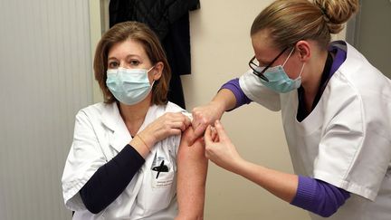 Une soignante est vaccinée contre le Covid-19 le 5 janvier 2021, au CHU de Lille (Nord). (SYLVAIN LEFEVRE / HANS LUCAS / AFP)