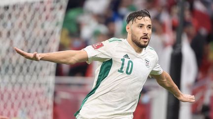 Youcef Belaïli célèbre son but inscrit face au Qatar, en demi-finales de la Coupe arabe de la Fifa, le 15 décembre 2021. (MOHAMMED DABBOUS / ANADOLU AGENCY)