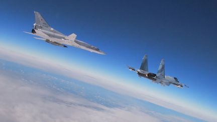 Un bombardier et un avion de combat lors d'exercices conjoints des forces russes et biélorusses, le 9 février 2022. (MINISTERE RUSSE DE LA DEFENSE / AFP)