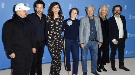 Wang Quanan, Diego Luna, Maggie Gyllenhaal, Julia Jentsch, Paul Verhoeven, Dora Bouchoucha Fourati et Olafur Eliasson, le jury de la 67e Berlinale (2017)
 (Frederic Kern / Geisler-Fotopress / Geisler-Fotopress / DPA)