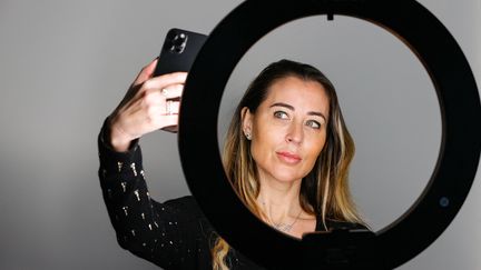 L'influenceuse française Magali Berdah pose dans ses bureaux où elle a lancé sa chaîne YouTube à Paris le 19 janvier 2022.&nbsp; (GEOFFROY VAN DER HASSELT / AFP)