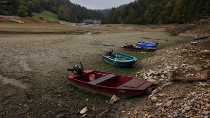 Un bassin asséché à Villers-le-Lac (Doubs), le 4 octobre 2023. (ARNAUD FINISTRE / AFP )