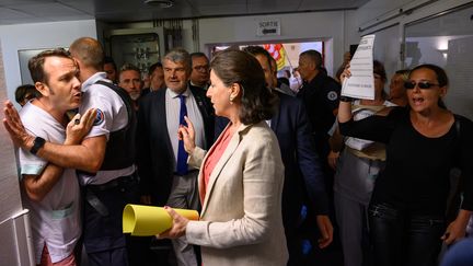 La ministre de la Santé Agnès Buzyn en visite dans l'hôpital Saint-Louis de La Rochelle, le 12 juillet 2019. (XAVIER LEOTY / AFP)