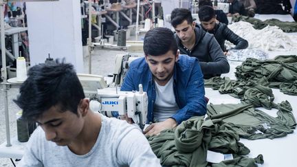 Un atelier de couture&nbsp;où travaillent des réfugiés syriens, en décembre 2015, à Istanbul, en Turquie. (YANN RENOULT / WOSTOK PRESS / MAXPPP)