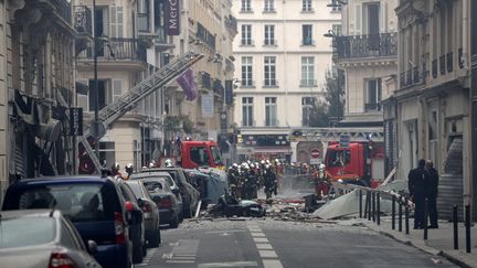 Des pompiers en intervention sur la rue de Trévise, où a eu lieu l'explosion de gaz. (GEOFFROY VAN DER HASSELT / AFP)