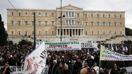 Manifestation des agriculteurs grecs contre l'austérité devant le Parlement grec, à Athènes, le 13 février 2016. (ALKIS KONSTANTINIDIS / REUTERS)