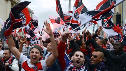 Des supporters du PSG attendent les joueurs du club pour f&ecirc;ter le titre de champion de France, le 13 mai 2013 au Trocad&eacute;ro, &agrave; Paris. (FRANCK FIFE / AFP)