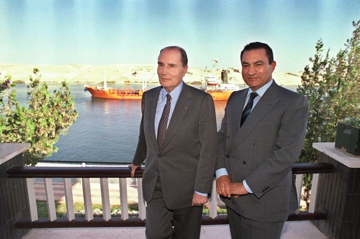 Les président Mitterrand et son homologue égyptien Hosni Moubarak posent pour les photographes devant le canal de Suez, le 25 octobre 1988. (MIKE NELSON / ARCHIVES)