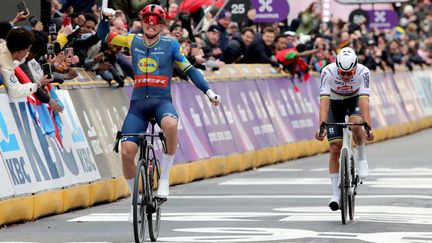 Mads Pedersen triomphe sur la classique pavée Gand-Wevelgem devant Mathieu van der Poel, à Wevelgem (Belgique) le 24 mars 2024. (OLIVIER MATTHYS / MAXPPP)