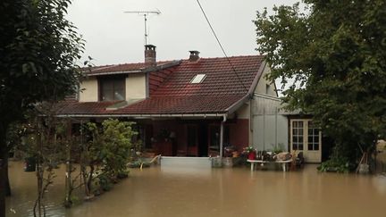 En Seine-et-Marne, la rivière du Grand Morin a débordé à la suite de fortes précipitations. Plusieurs communes ont été touchées, vendredi 27 septembre. (France 2)