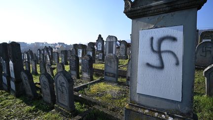 Des tombes vandalisées dans un cimetière juif de Westhoffen, près de Strasbourg, le 4 décembre 2019. (PATRICK HERTZOG / AFP)