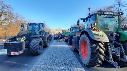 10 000 manifestants et 5 000 tracteurs sont attendus lundi 15 janvier 2024 près de la porte de Brandebourg, à Berlin. (SEBASTIEN BAER / FRANCEINFO)