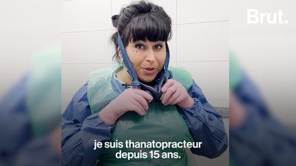 Depuis une quinzaine d’années, Nanou est thanatopractrice. Son métier, il consiste à s’occuper des corps et effectuer des soins de conservation sur les défunts. Pour Brut, elle a accepté de dévoiler son quotidien.