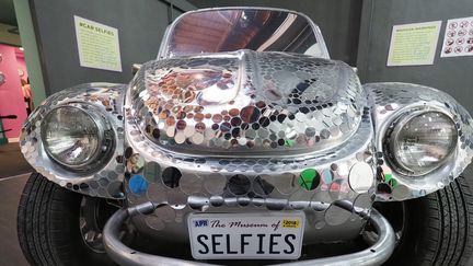 Une Voiture Miroir exposée au Musée du Selfie, à Glendale (30 mars 2018)
 (Robyn Beck / AFP)