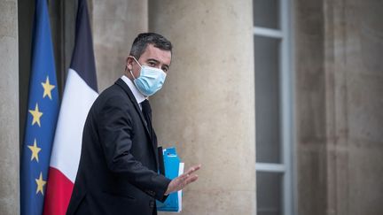 Le ministre de l'Intérieur Gérald Darmanin quitte le palais de l'Elysée, à Paris, le 12 janvier 2022. (ARTHUR NICHOLAS ORCHARD / HANS LUCAS / AFP)