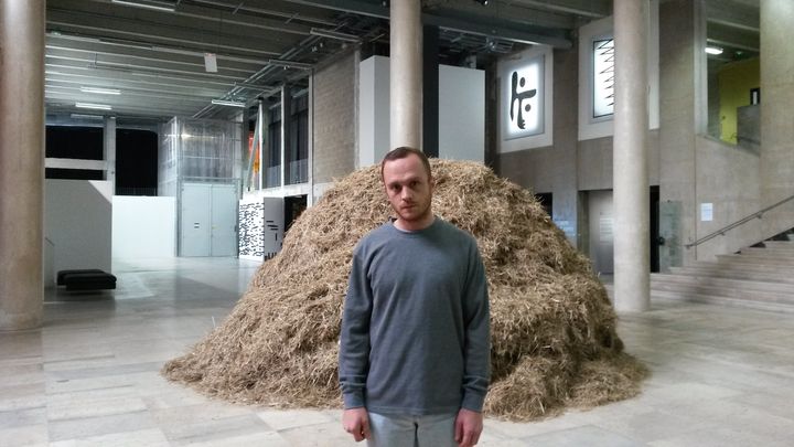 L'artiste italien Sven Sachsalber a 36 heures pour parvenir trouver l'aiguille cach&eacute;e dans cette botte de foin. Sa performance d&eacute;bute jeudi 13 novembre au Palais de Tokyo, &agrave; Paris. (FABIEN MAGNENOU / FRANCETV INFO)